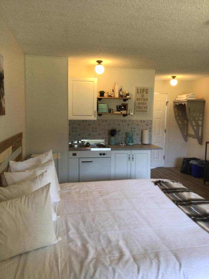 Christina Lake Motel And Rv Park Exterior photo