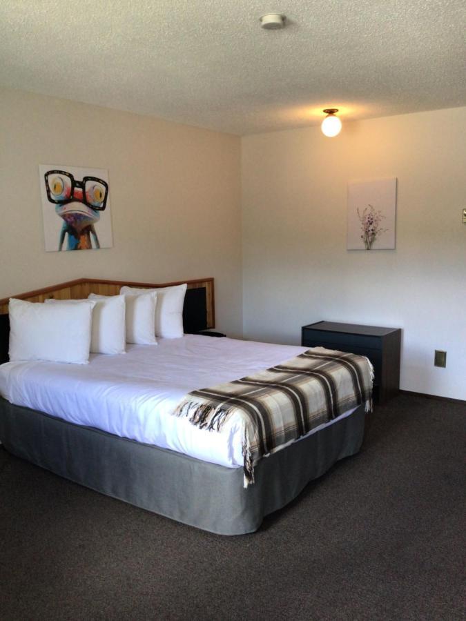 Christina Lake Motel And Rv Park Exterior photo